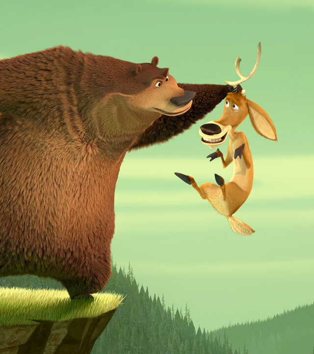 "Jagdfieber": Boog steht auf einem Felsen und hält Elliot an seinem Geweih in die Höhe. Elliot schwebt verängstigt in der Luft, umgeben von einer weiten Naturlandschaft.