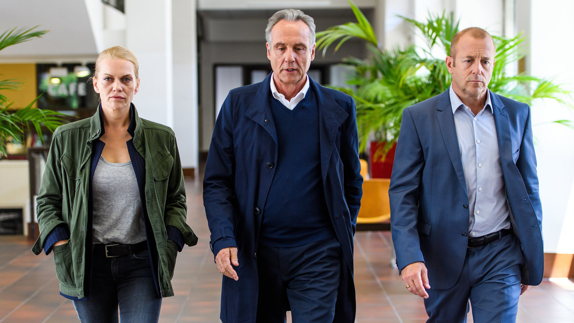 „Helen Dorn – Gnadenlos“: Helen Dorn (Anna Loos), Falk Mattheisen (Daniel Friedrich) und Dr. Werner Kleinert (Heino Ferch) gehen gemeinsam einen Gang entlang.