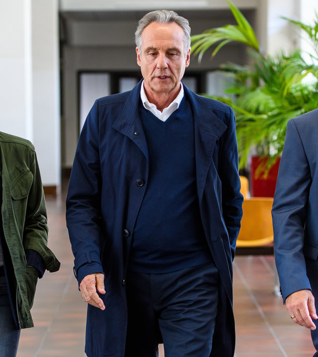 „Helen Dorn – Gnadenlos“: Helen Dorn (Anna Loos), Falk Mattheisen (Daniel Friedrich) und Dr. Werner Kleinert (Heino Ferch) gehen gemeinsam einen Gang entlang.