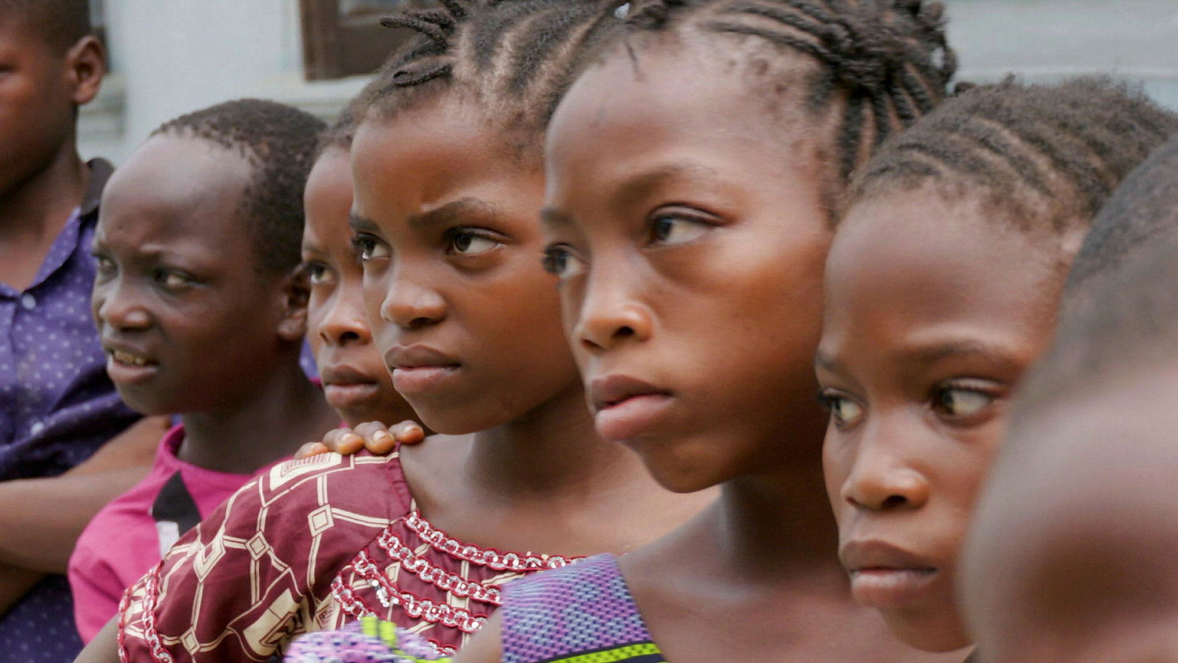 "Afrika wächst – Albtraum oder Chance?": Kinder, die im Film zu sehen sind und sich für die Schule einschreiben.