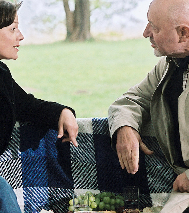 "Bianca - Wege zum Glück: Kapitel 175": Im Park: Bärbel (Birgit Wiedel Weidinger) und Georg (Uwe Zerbe) sitzen nebeneinander auf einer Bank. Zwischen den beiden ist ein Picknick aufgetischt. Sie schauen sich unterhaltend an.