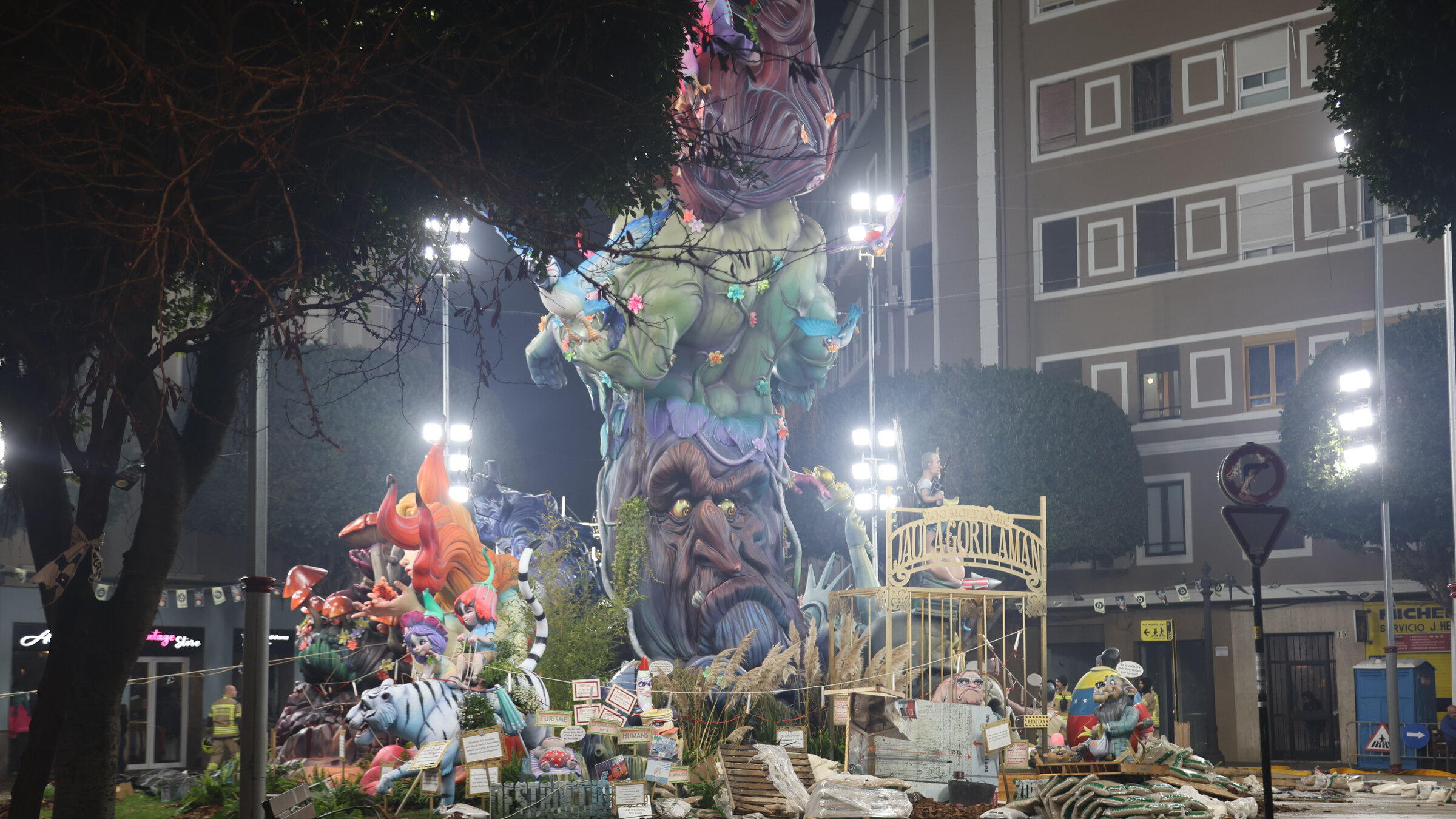 "Valencias Feuer - Fiesta": Pedro Santaeulalias Falla der „Elemente der Natur“ vor dem Anzünden.