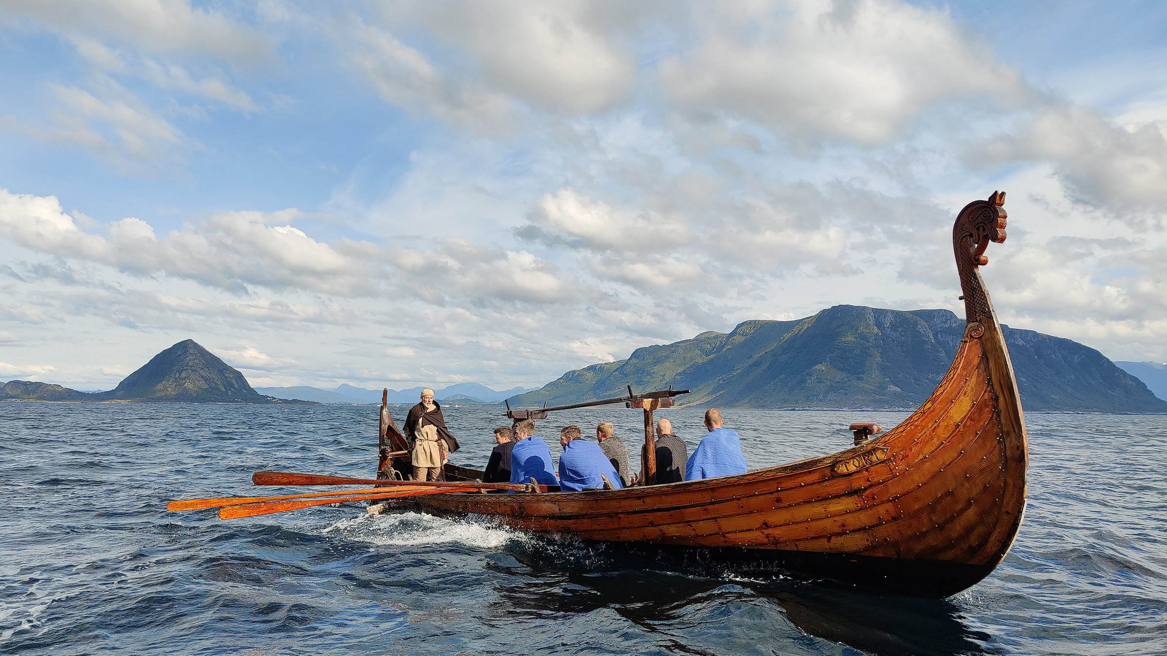 "Maritimes Erbe (3/6): Norwegens Küste": Wikingerschiff von Arne Tunheim, mit Crew vor der Insel Godoya.