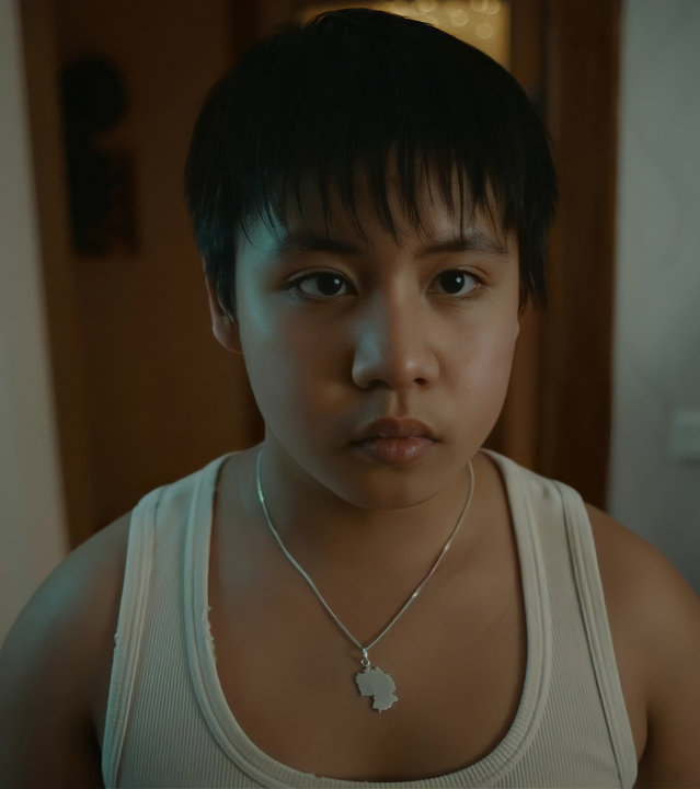 "Doppelhaushälfte - Invasion": Rocco (Hoang Minh Ha) im weißen Unterhemd in Großaufnahme, er trägt eine silberne Kette mit einem Anhänger und blickt ungläubig.