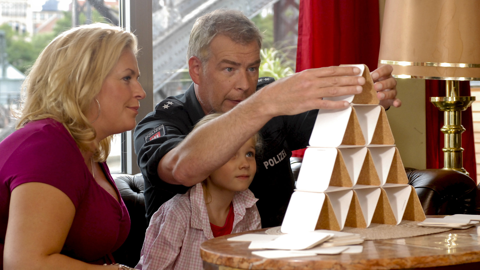 "Notruf Hafenkante - Wo ist Mama?": Boje (Frank Vockroth) und Elke (Petra Kleinert) kümmern sich liebevoll um Lilly (Johanna Dürolf) und spielen mit ihr.