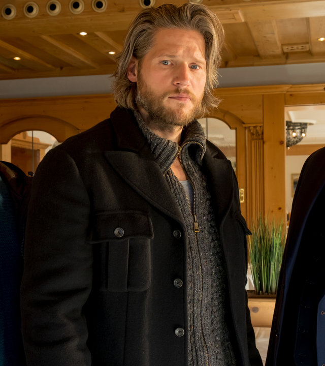 "Der Alte - Gerechtigkeit": Tom Kupfer (Ludwig Blochberger) und Richard Voss (Jan-Gregor Kremp) stehen mit Stefan Dombach (Sebastian Ströbel) in der Hotellobby. Dombach hat den Kommissaren den Rücken zugewandt, die ihm kritische Blicke zuwerfen.