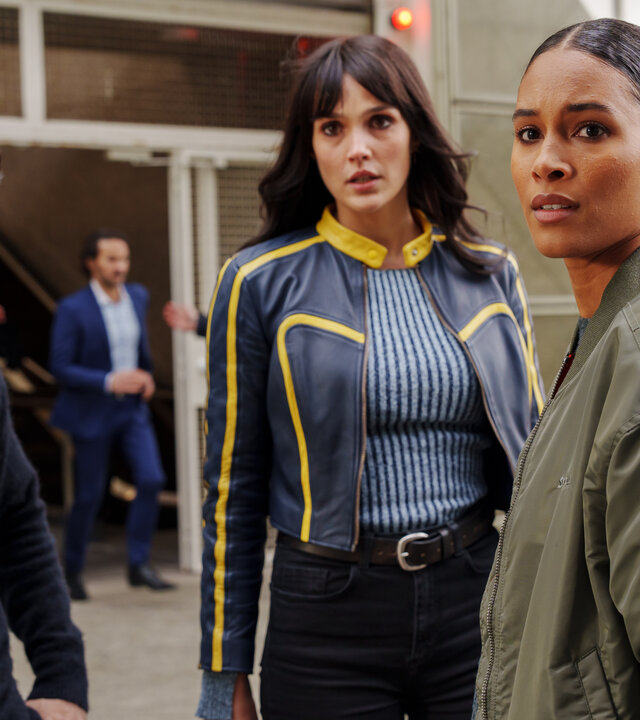 "Cat's Eyes - Gwen": Quentin (MB14), Tamara (Camille Lou) und Gwen (Cindy Bruna) stehen im Freien vor einem Gebäude. Im Hintergrund ist unscharf ein weiterer Mann zu sehen.