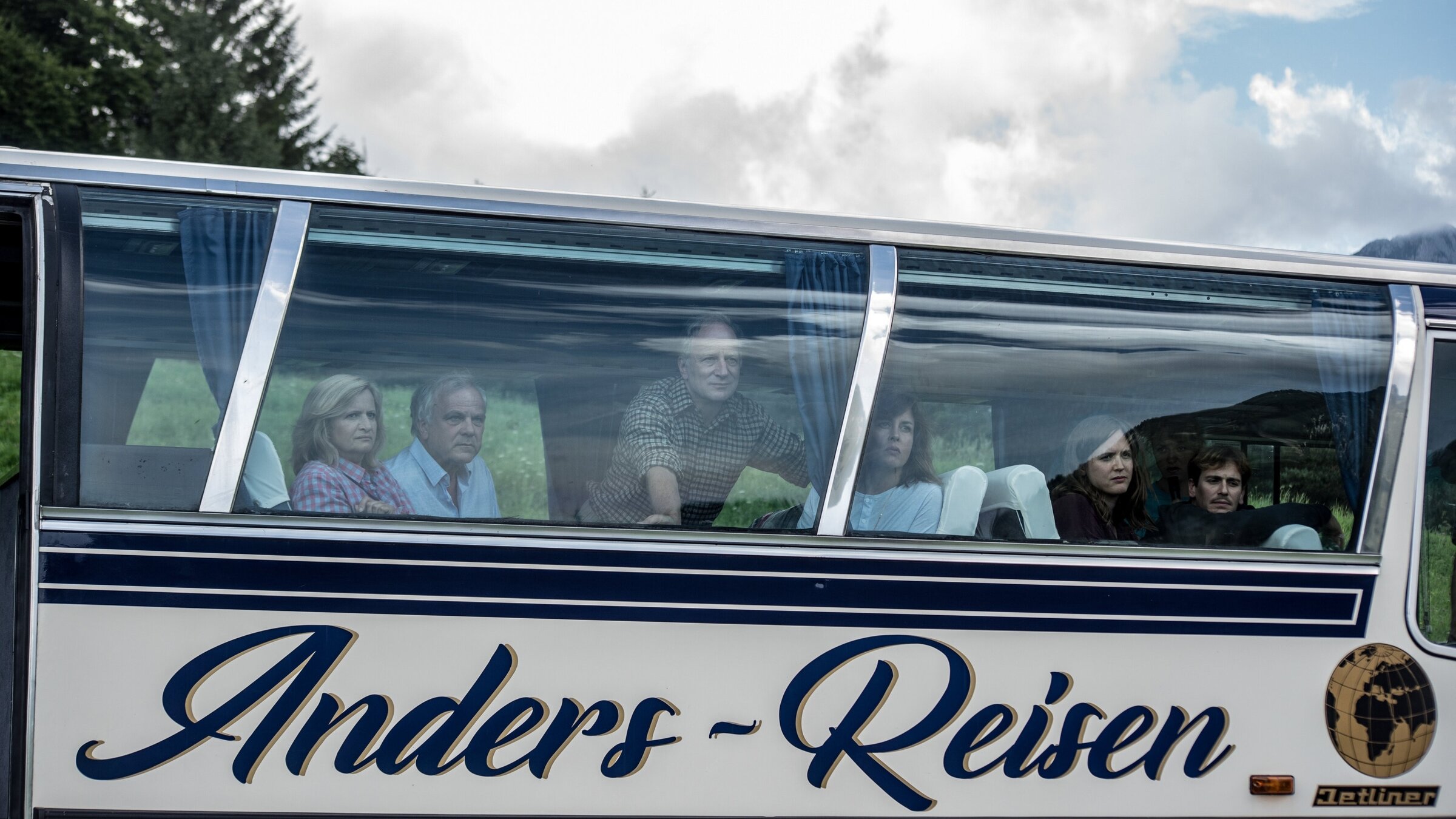 "Nichts zu verlieren": Die Gruppe verabschiedet sich von den Toten: Christa (Johanna Gastdorf), Helmut (Bernhard Schütz), Harry (Stefan Merki), Hilde (Susanne Wolff), Miriam (Emily Cox) und Tom (Christopher Schärf).