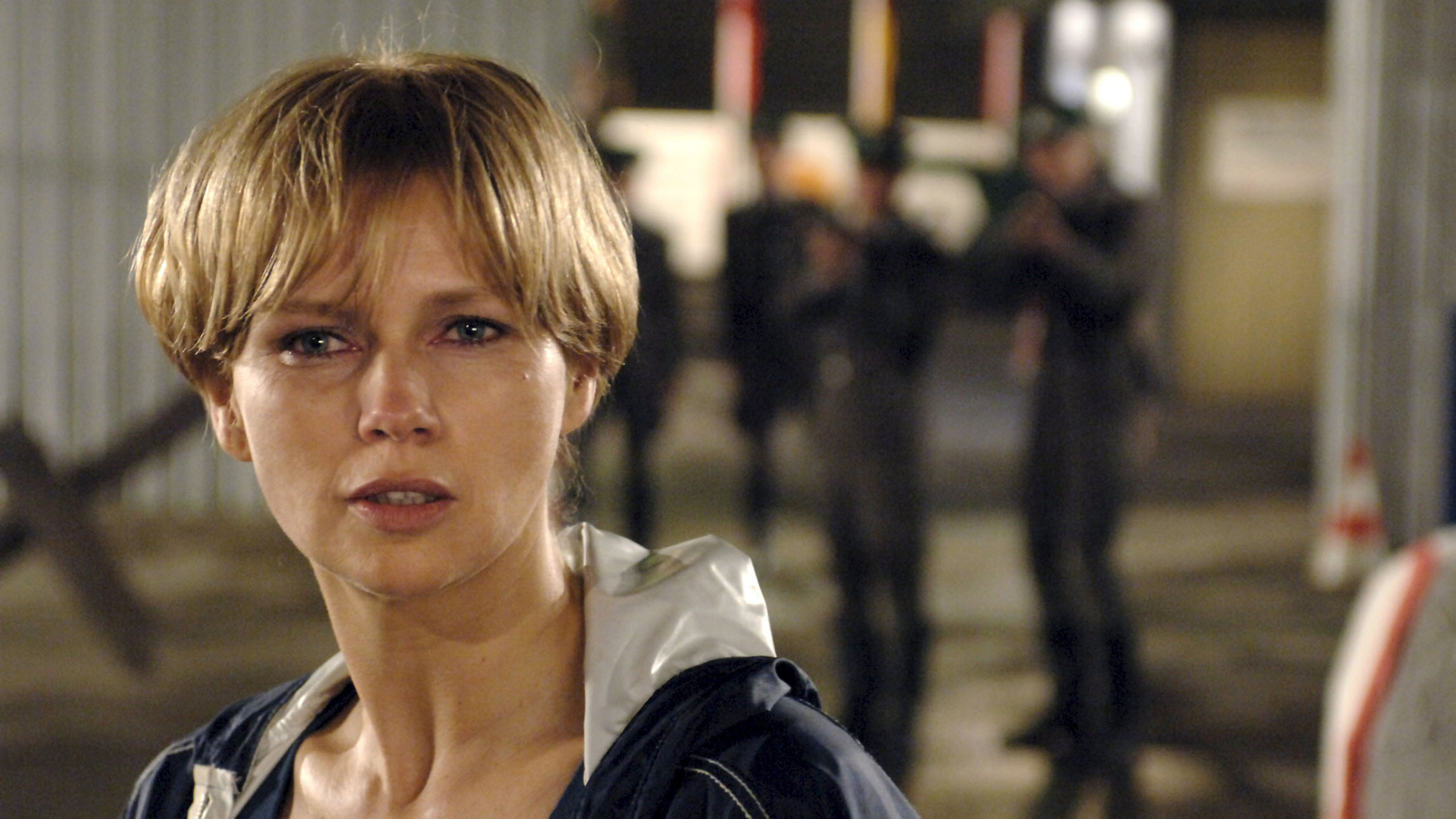 Checkpoint Charlie - Übergang West: Sara (Veronica Ferres), läuft an Sergant Milton vorbei. Sie will zurück in die DDR, Richard (Filip Peeters) will sie zurückhalten.