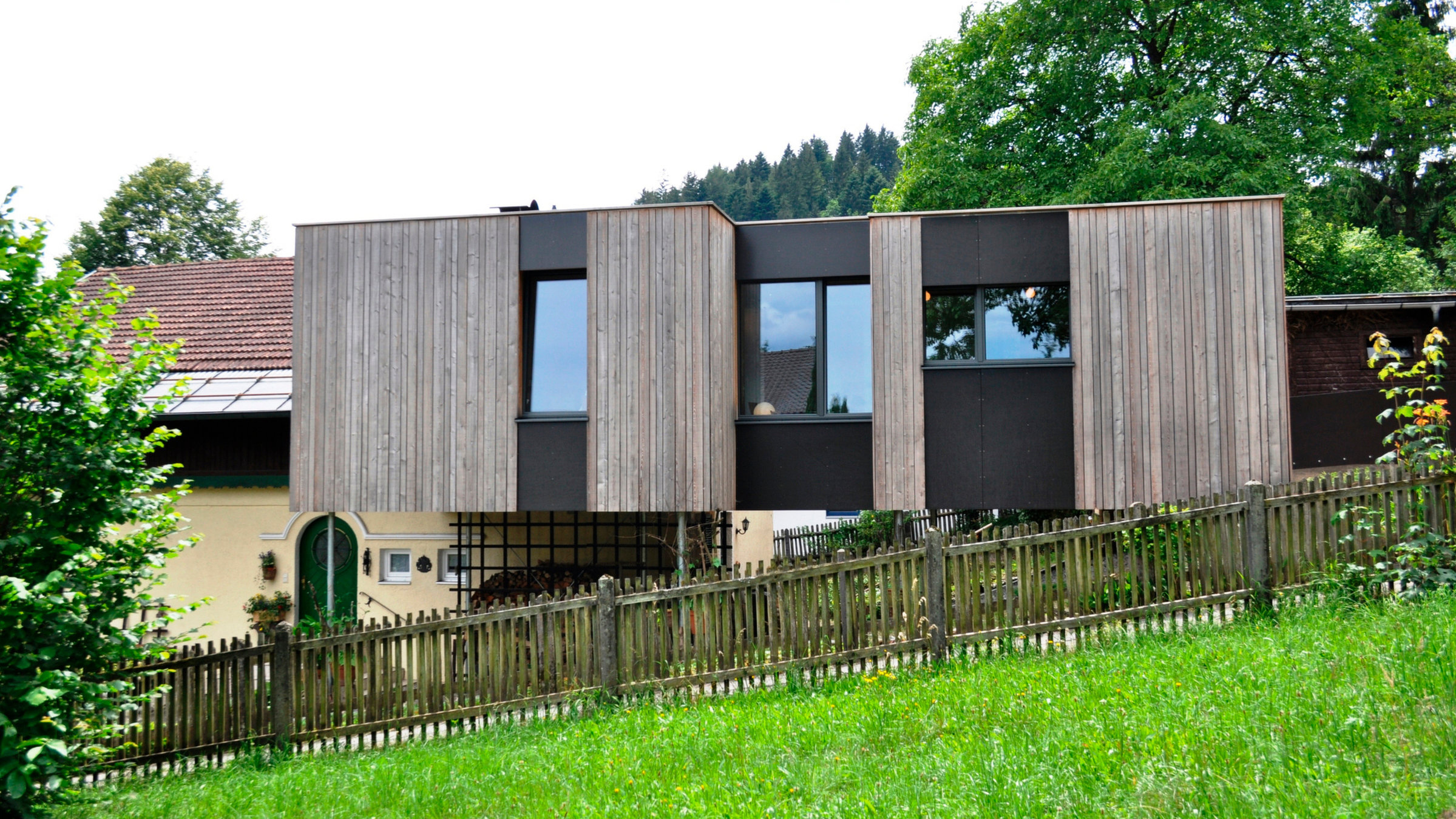 "Traumhäuser - Ein Holzanbau mit Aussicht": Der aufgeständerte, eingeschossige Riegel gleicht das Geländegefälle aus.