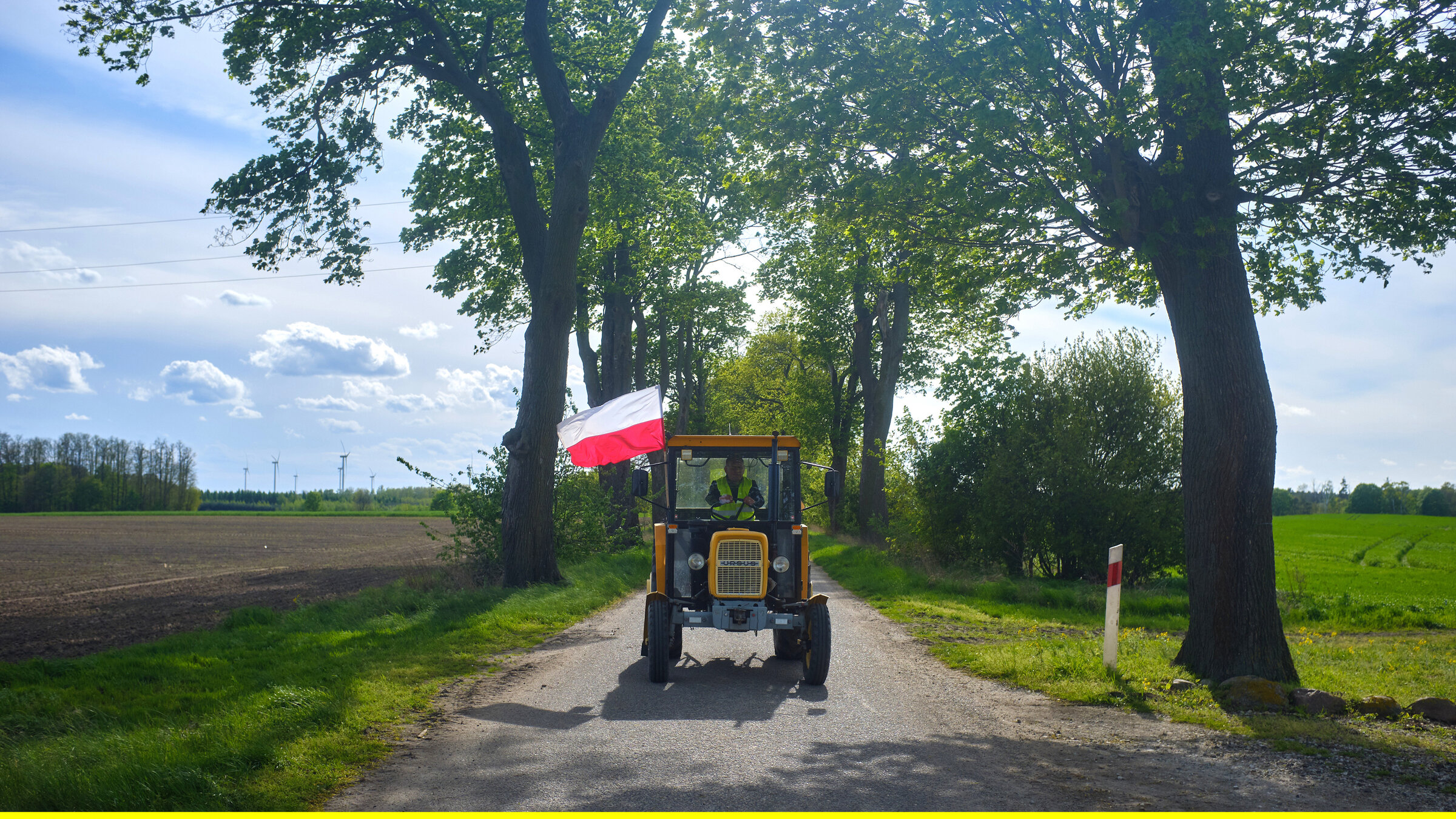 "Cześć Polska – Hallo Polen": Mit dem Traktor fährt Artur Kącik zu Protesten an der A2.