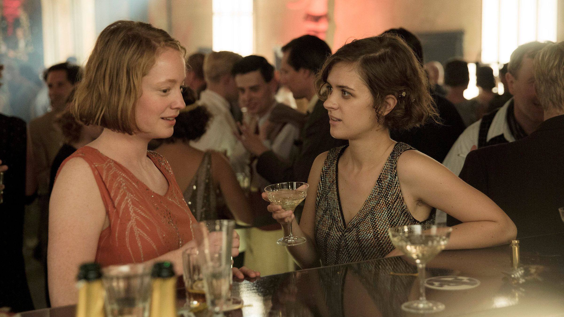 "Babylon Berlin (4-6/8)": Greta (Leonie Benesch) wird von ihrer Freundin Charlotte Ritter (Liv Lisa Fries) ins Treiben des Moka Efti eingeführt.