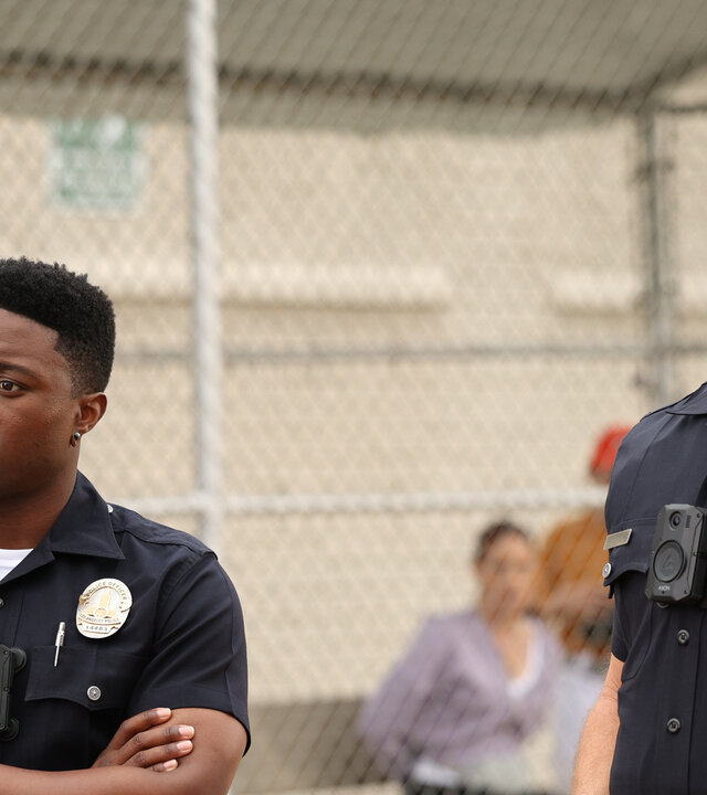 "The Rookie - Die Nackten und die Toten": Officer Tim Bradford (Eric Winter) und sein Kollege Aaron Thorsen (Tru Valentino) stehen auf einem Baseballfeld und blicken konzentriert in dieselbe Richtung.