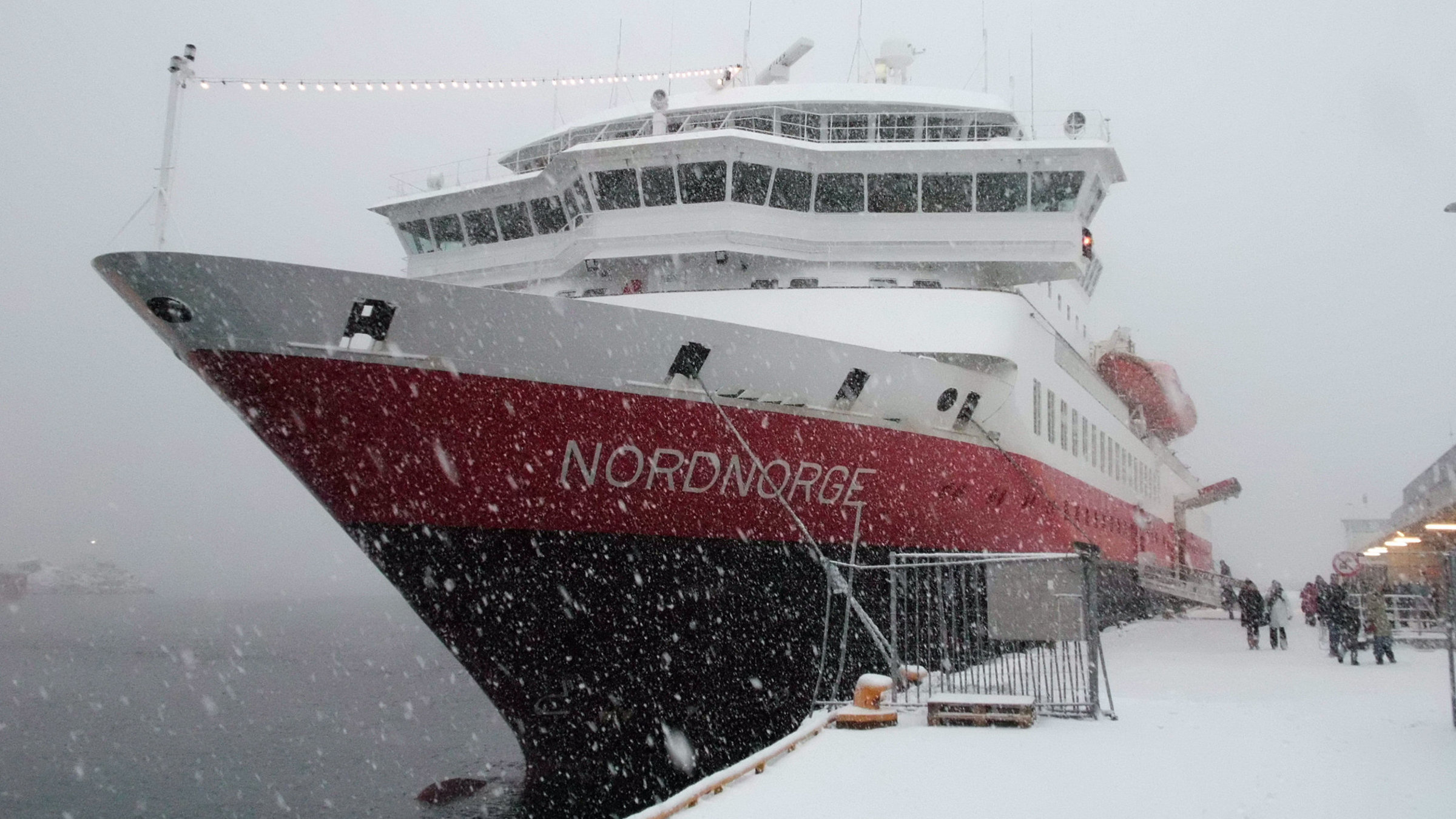 "Stille Nacht im Land der Fjorde": Hurtigruten-Schiff „Nordnorge“ im Winter an der Pier.