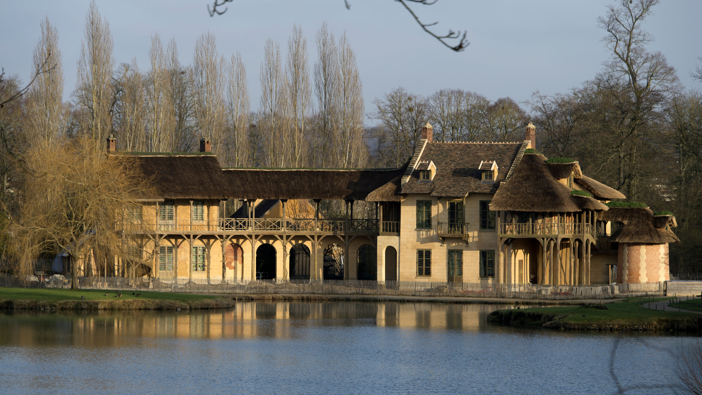 "ZDF-History: Geheimes Versailles - Die zwei Leben der Marie Antoinette": Das Schloss Versailles, im Vordergrund ein Teich.
