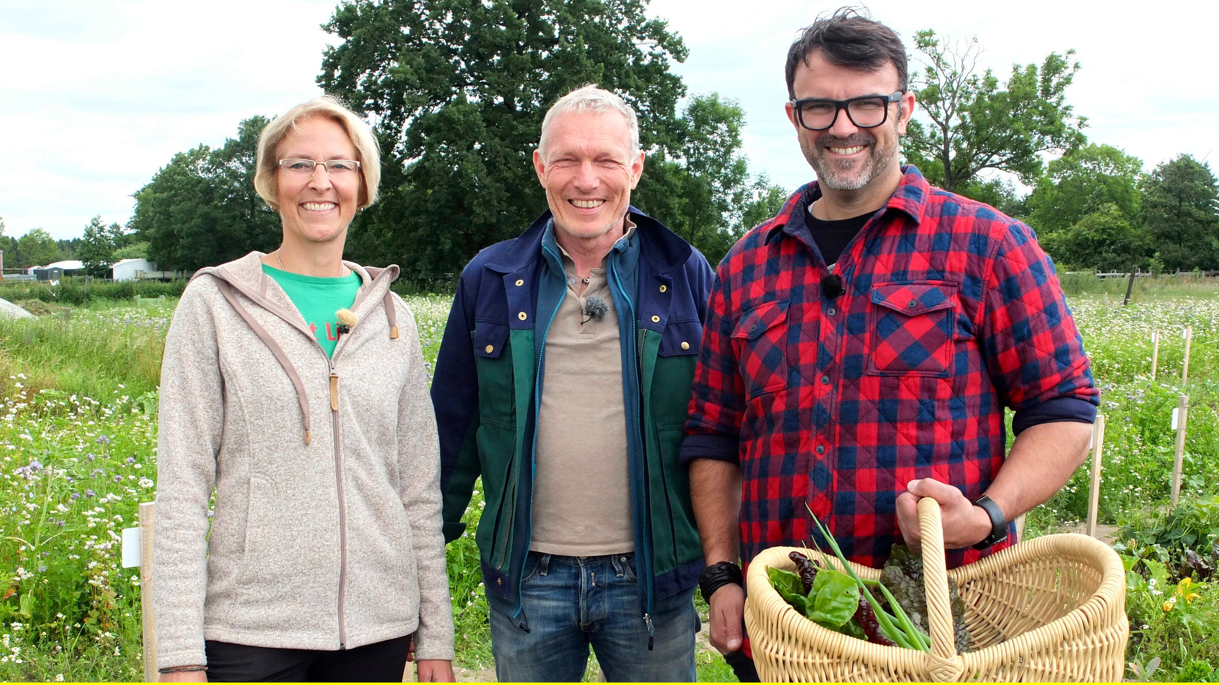 "Iss besser! - Tariks wilde Küche - Grillfest in Hamburgs Gemüsegarten": Frisch vom Acker - zusammen mit Andrea Porps und Thomas Sannmann (Mitte) sammelt Tarik Rose ein paar Zutaten für sein Gericht direkt vom Bio-Acker.