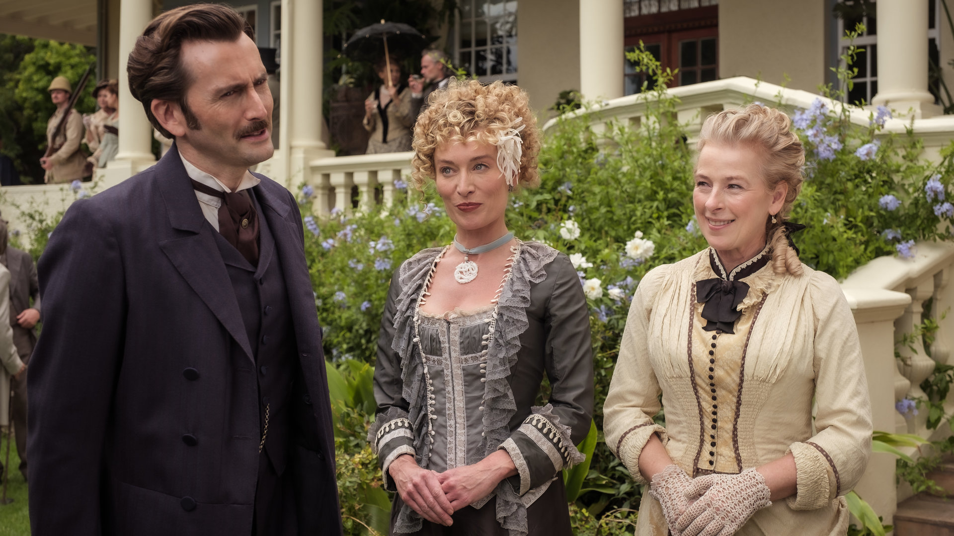 "In 80 Tagen um die Welt (5)": Phileas Fogg (David Tennant) in einem Garten in höflicher Konversation mit Lady Clemency (Victoria Smurfit) und Mrs. Hildreth (Susan Danford).