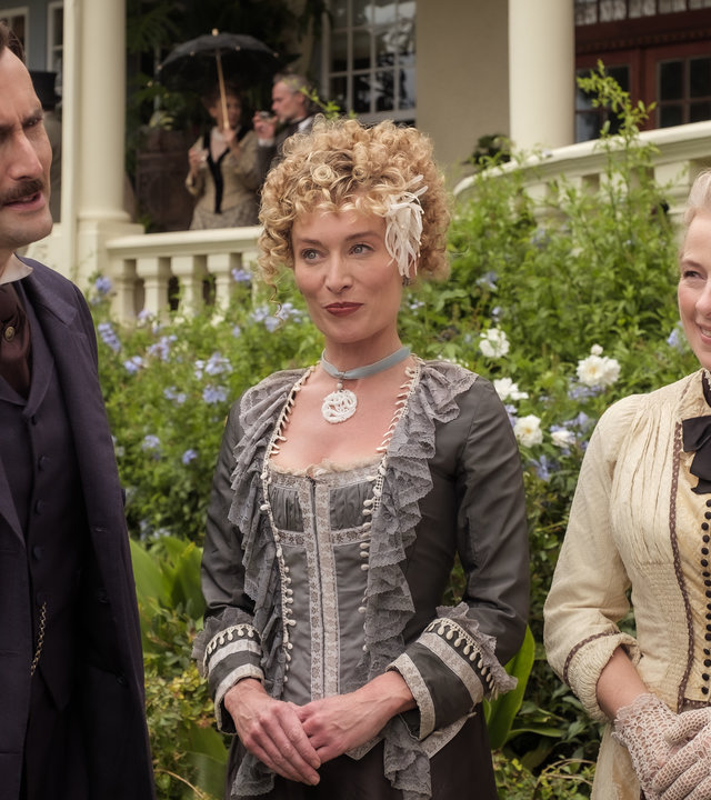 "In 80 Tagen um die Welt (5)": Phileas Fogg (David Tennant) in einem Garten in höflicher Konversation mit Lady Clemency (Victoria Smurfit) und Mrs. Hildreth (Susan Danford).