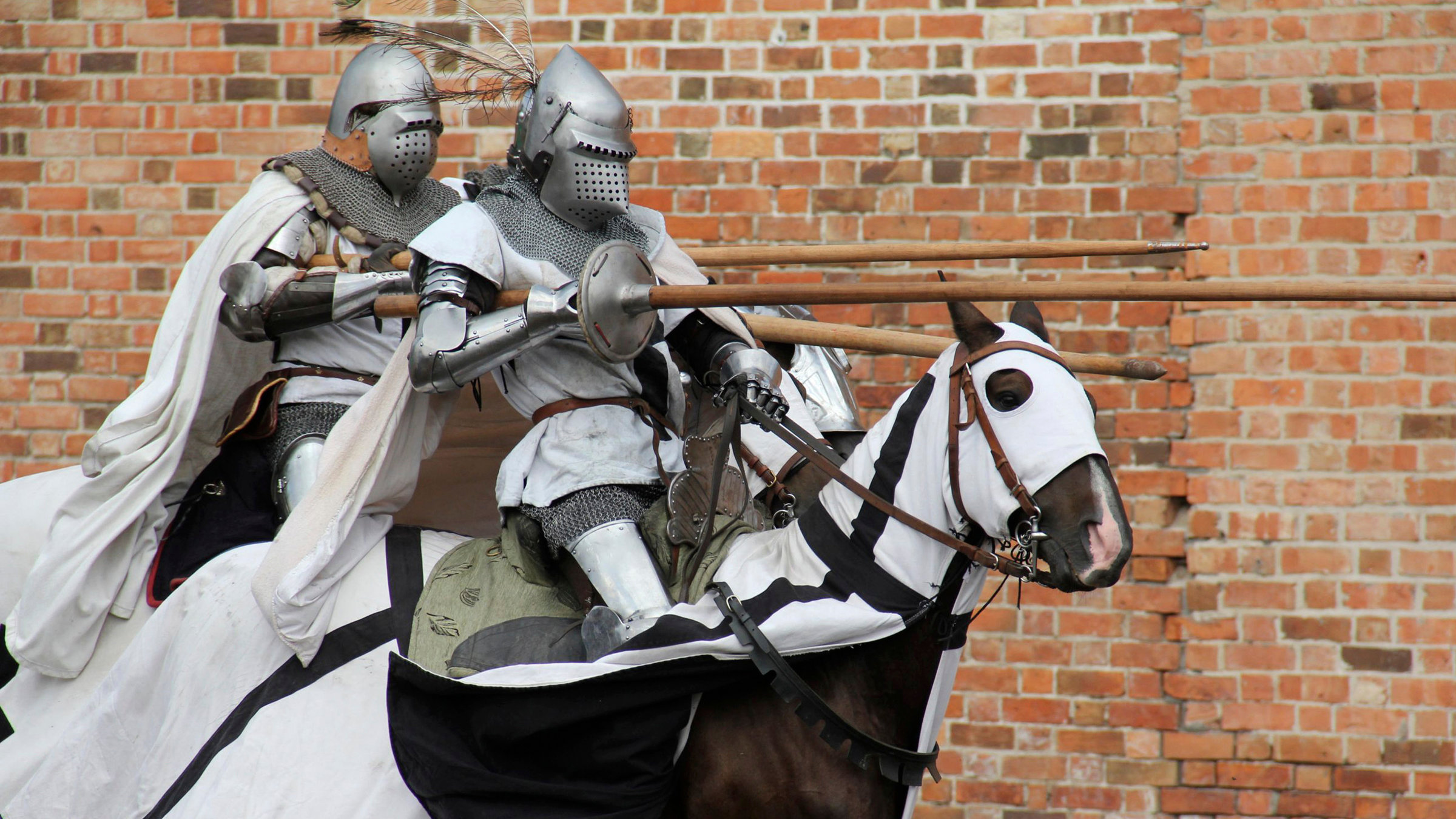 "Unter schwarzem Kreuz": Zwei Deutschritter mit Lanzen zu Pferd (Spielszene).