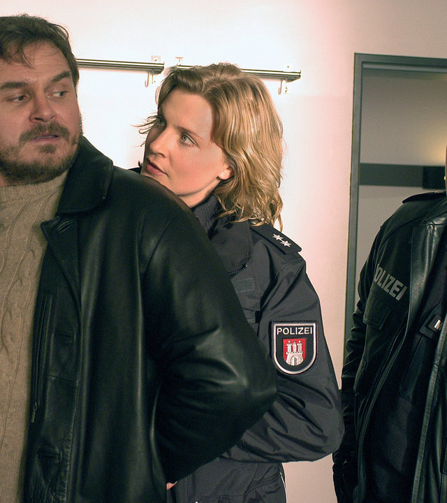 "Notruf Hafenkante - Die fremde Tochter": Nils (Thomas Scharff) und Melanie (Sanna Englund) nehmen in einem Jugendherbergszimmer Manfred Krüger (Oliver Bäßler) fest.