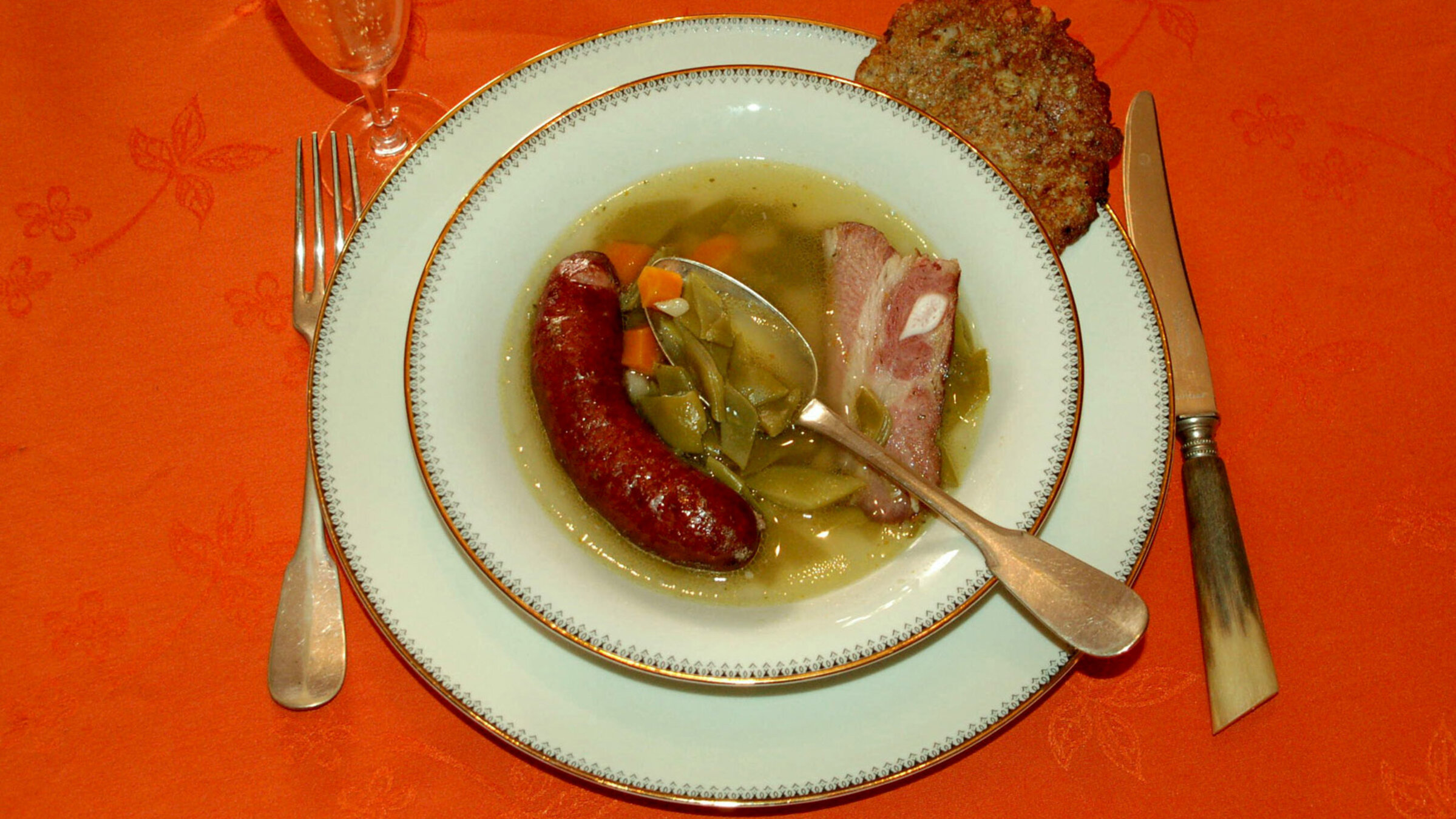 "Zu Tisch in Luxemburg": Eine "Bounenschlupp" mit Speck und Wurst und mit "Gromperkichelscher" (Kartoffelpuffer nach Luxemburger Art)