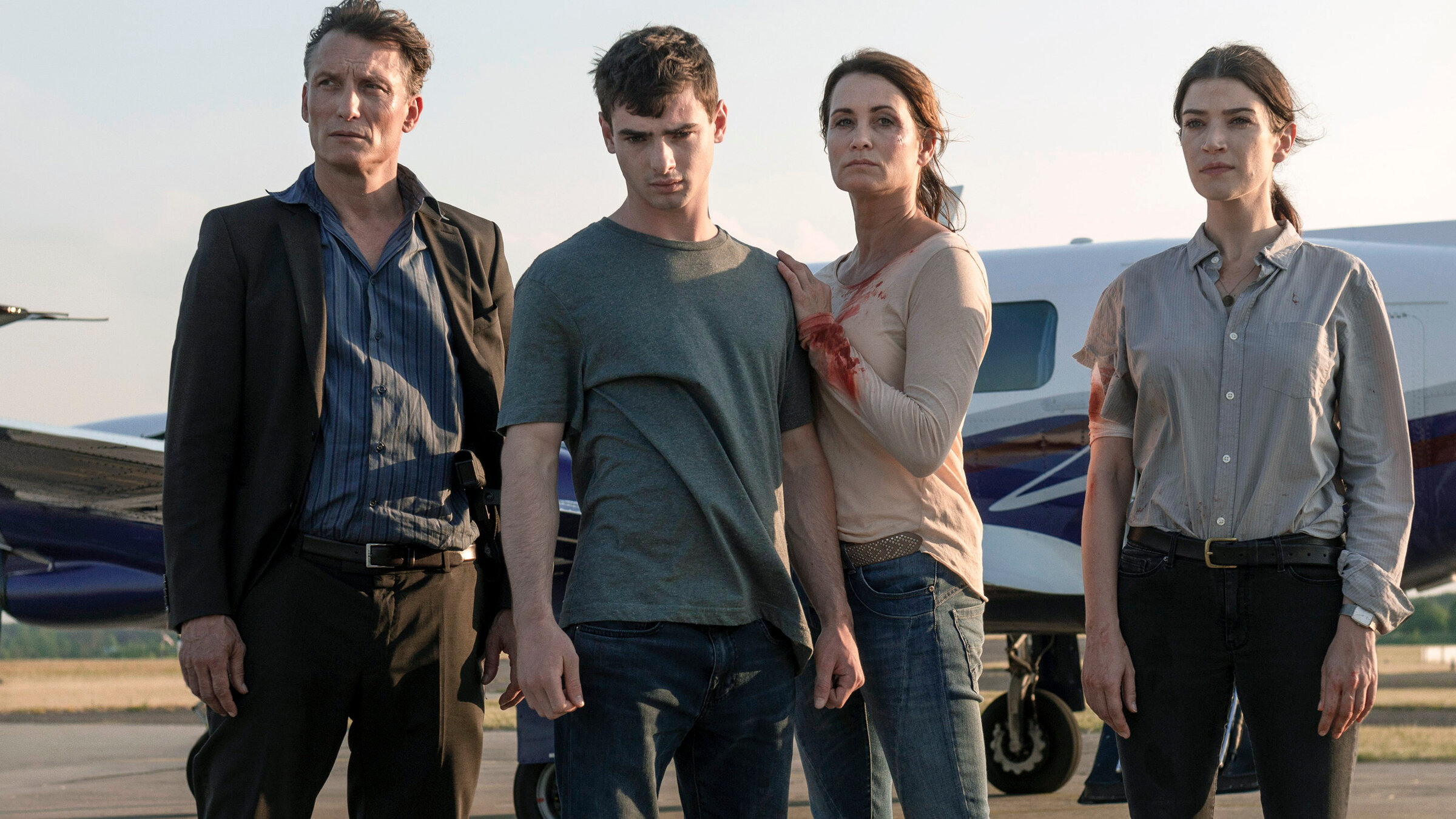 "Der Auftrag": Miki (Aaron Hilmer, 2. v. li.) und seine Mutter Nikola (Anja Kling, 2. v. re.) begeben sich in die Obhut der Zeugenschützerin Sarah Brandt (Anna Bederke) und ihrem Kollegen Mario Lobeck (Oliver Masucci).