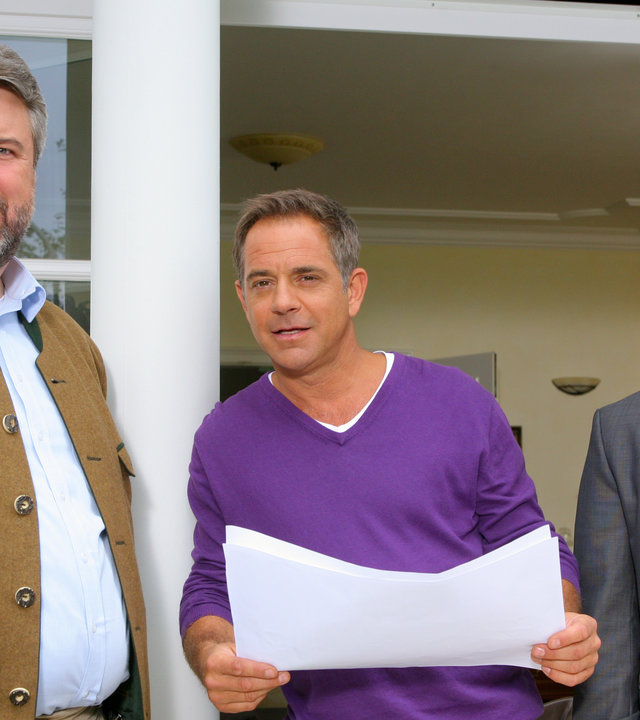 "Die Rosenheim-Cops - Der Tod des Grafen": Die Kommissare Stadler (Dieter Fischer) und König (Mark-Alexander Solf) mit Kommissar Dirk Bergmann (Florian Fitz) vor der Terrassentür.