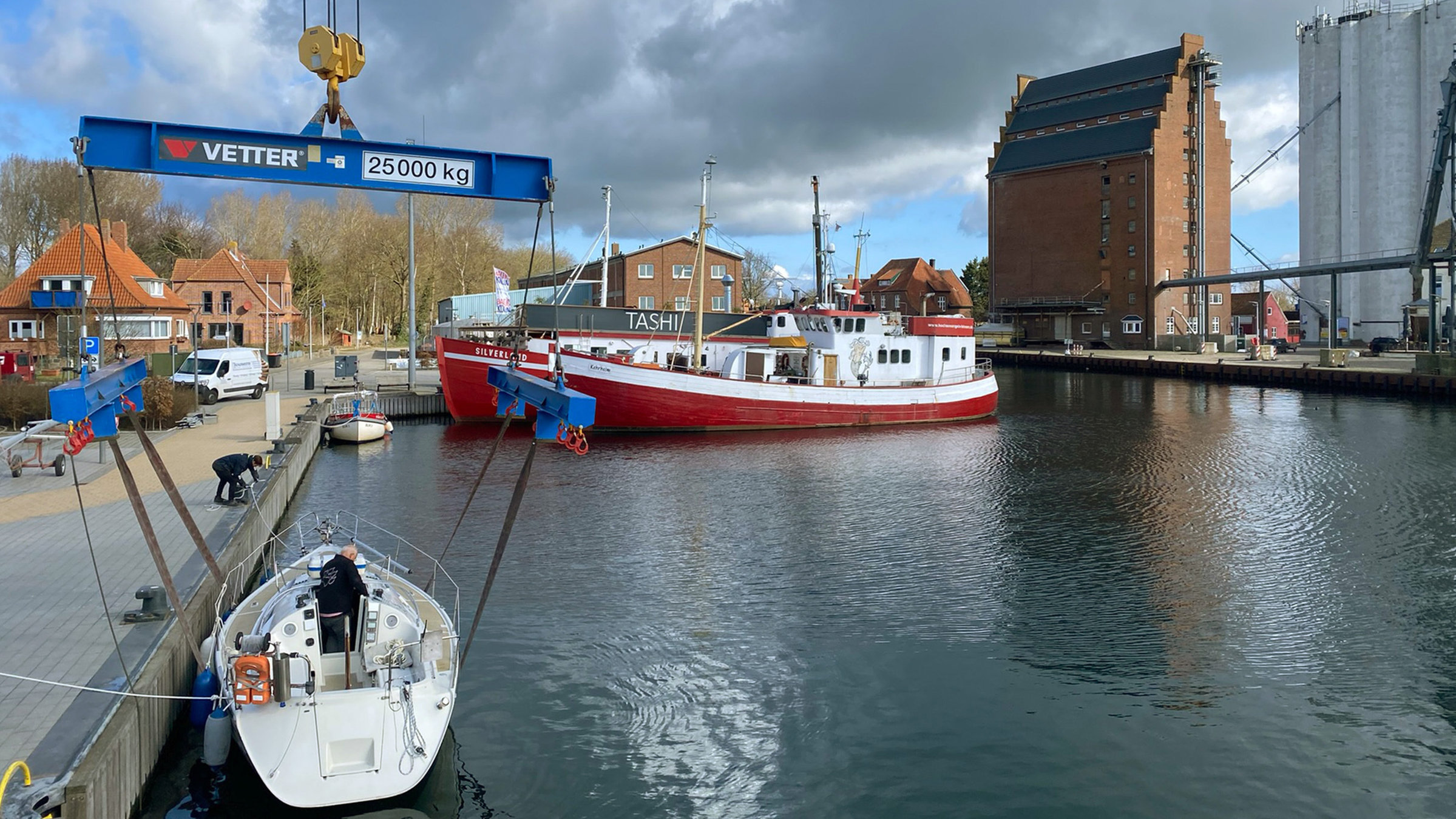 "Die Nordreportage: Fehmarn - Endspurt zum Saisonbeginn": In Burgstaaken auf Fehmarn liegen Kranplatz Sportboothafen und Kommunalhafen mit Getreidespeicher dicht beieinander.