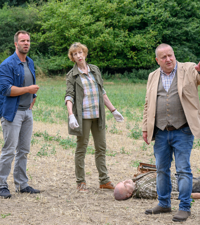 "SOKO Wismar – Bauernsterben": Die Ermittelnden Paula Moorkamp (Stella Hinrichs), Lars Pöhlmann (Dominic Boeer), Dr. Helene Sturbeck (Katharina Blaschke) und Jan-Hinrich Reuter (Udo Kroschwald) stehen auf einem Acker um die Leiche von Thiess Passow (Harald Krull) versammelt.