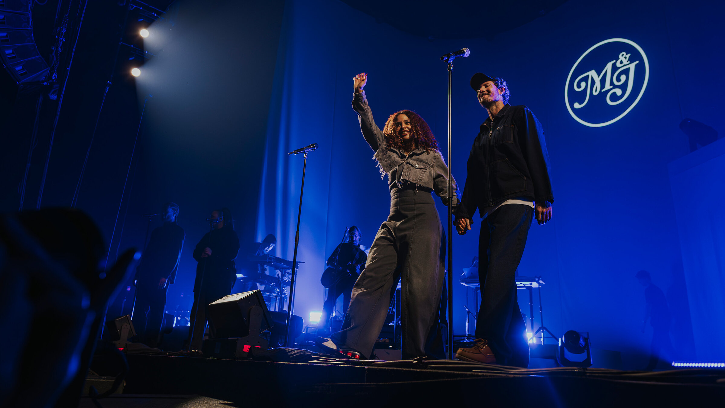 "Max & Joy – Komm näher (1 bis 3)": Die dreiteilige Doku-Serie begleitet das Musikerpaar Joy Denalane und Max Herre auf ihrer musikalischen Reise zum ersten gemeinsamen Album. In persönlichen Gesprächen und mit bislang unveröffentlichten Privataufnahmen teilen sie ihre Liebes- und Lebensgeschichte.