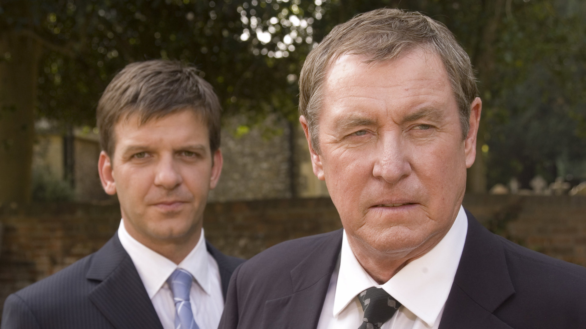 "Inspector Barnaby - Ein Sarg aus China": DCI Tom Barnaby (John Nettles) und sein Assistent Ben Jones (Jason Hughes) stehen nebeneinander und schauen in die Kamera.