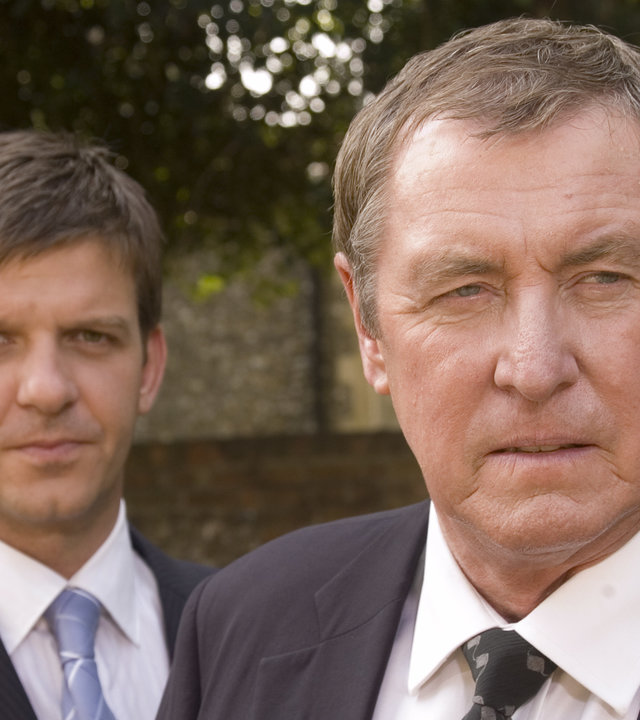 "Inspector Barnaby - Ein Sarg aus China": DCI Tom Barnaby (John Nettles) und sein Assistent Ben Jones (Jason Hughes) stehen nebeneinander und schauen in die Kamera.