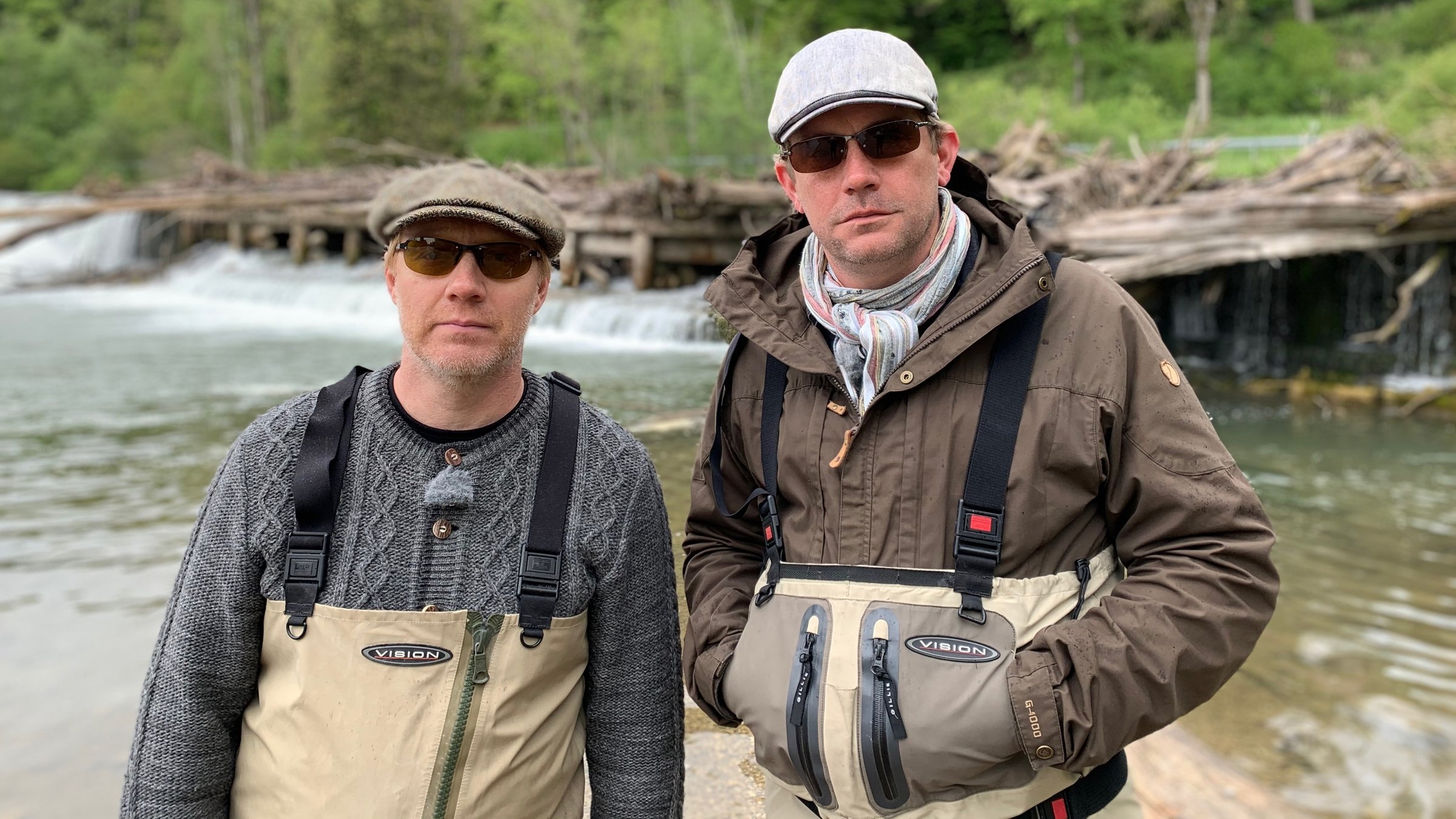 Bezzel & Schwarz - Die Grenzgänger - Süden": Simon Schwarz (links) und Sebastian Bezzel beim Fliegenfischen.