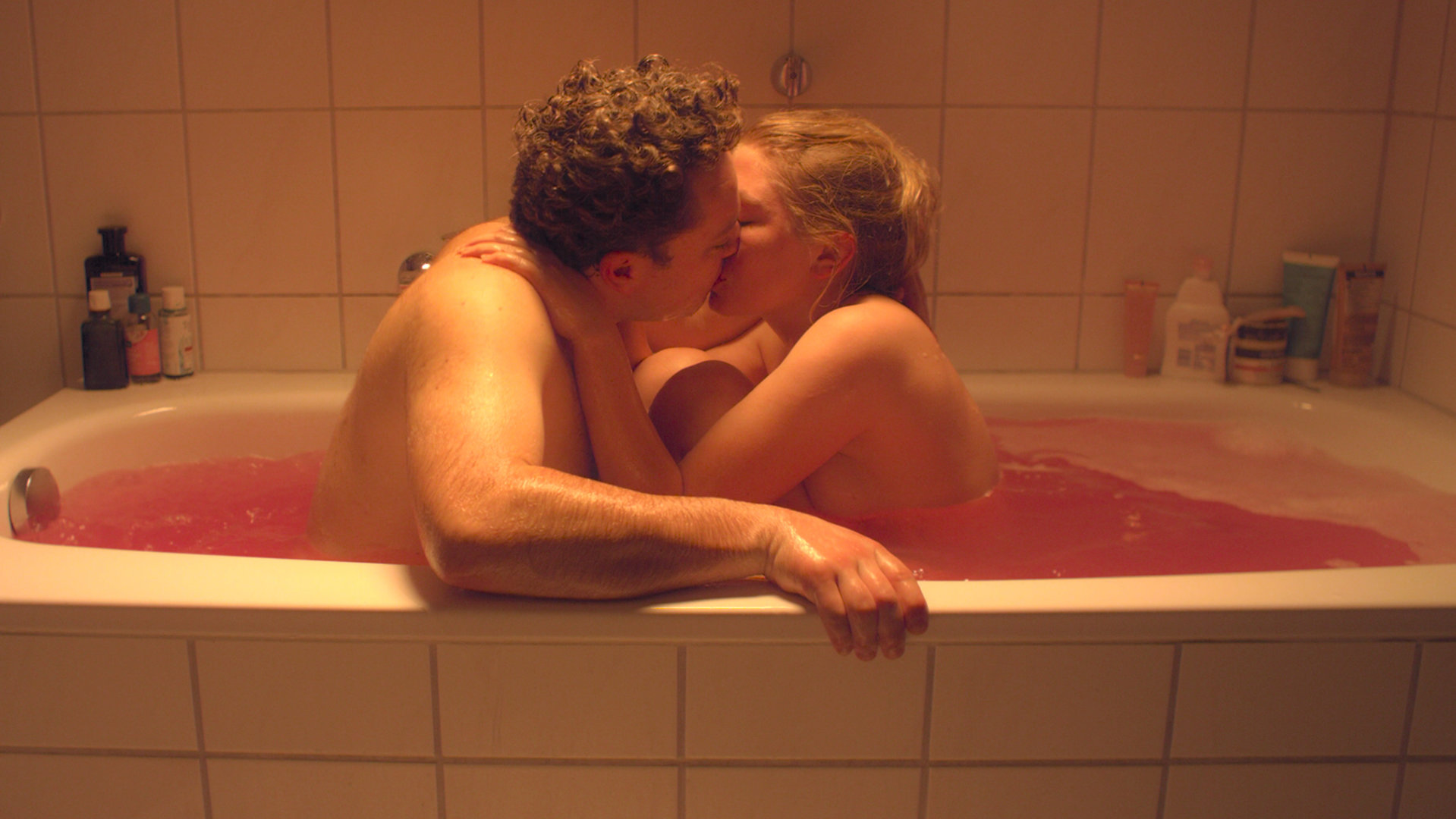 "Das kleine Fernsehspiel: FETT UND FETT - 2. Voll nett": Jaksch (Jakob Schreier) und Hanna (Isabella Wolf) sitzen knutschend in der Badewanne.