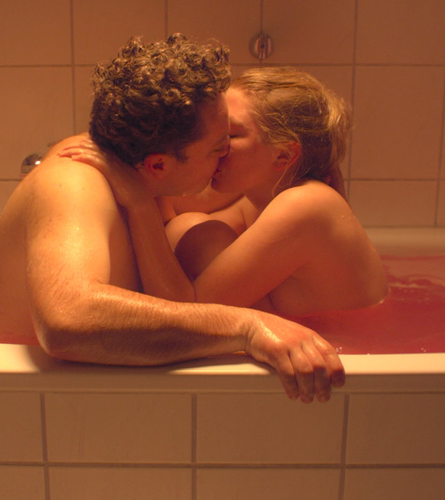 "Das kleine Fernsehspiel: FETT UND FETT - 2. Voll nett": Jaksch (Jakob Schreier) und Hanna (Isabella Wolf) sitzen knutschend in der Badewanne.