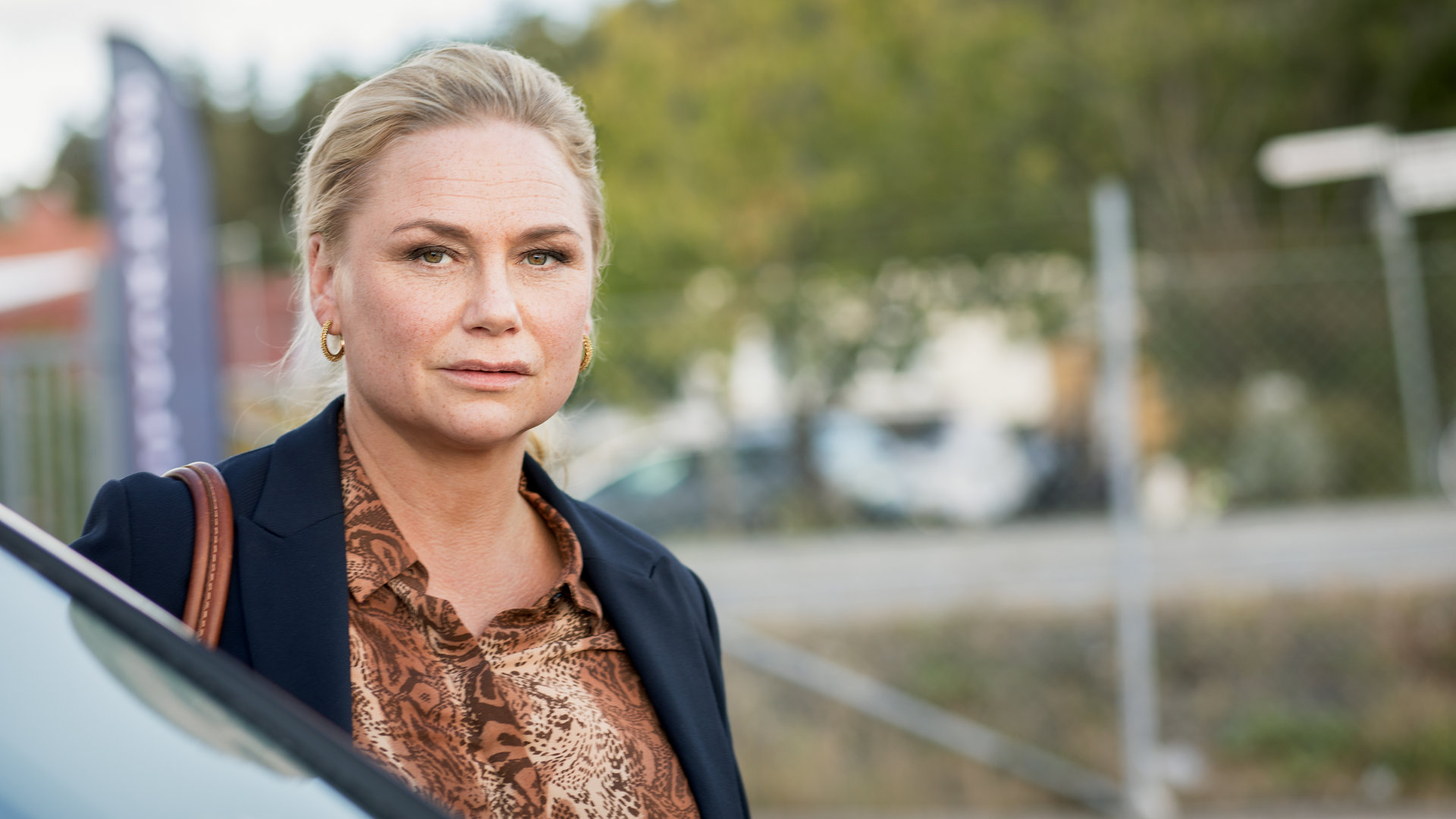 "Detective No. 24 - Fünf Tage": Tilda (Malin Levanon) steht auf der Straße neben einem Auto.