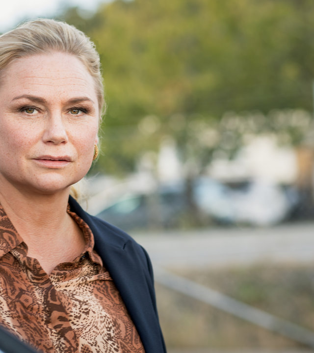"Detective No. 24 - Fünf Tage": Tilda (Malin Levanon) steht auf der Straße neben einem Auto.