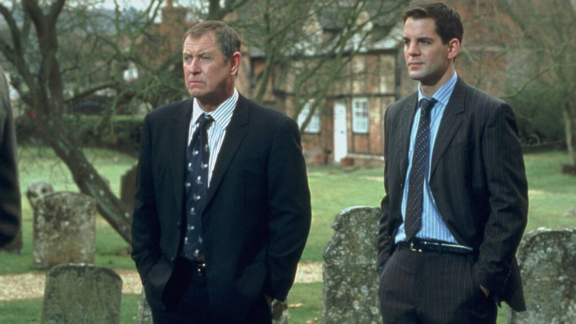 "Inspector Barnaby - Brennen sollst du!": Inspector Barnaby (John Nettles) und Sergeant Scott (John Hopkins) stehen nebeneinander auf einem Friedhof.