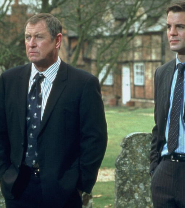 "Inspector Barnaby - Brennen sollst du!": Inspector Barnaby (John Nettles) und Sergeant Scott (John Hopkins) stehen nebeneinander auf einem Friedhof.