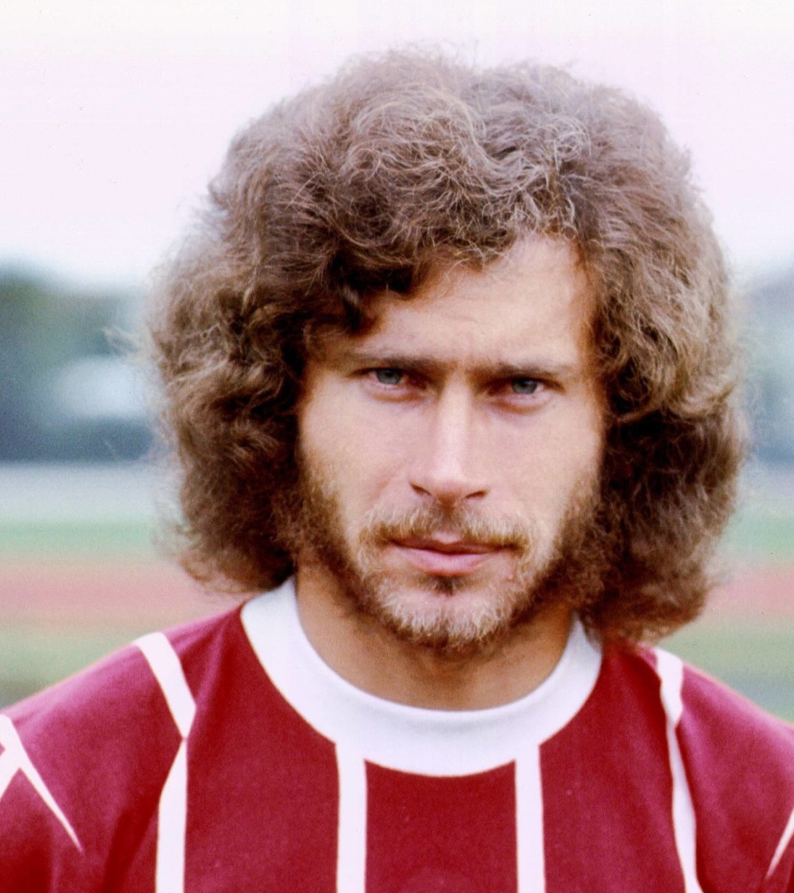 "ZDF-History: Paul Breitner – Der legendäre Fußball-Rebell": Porträt des Fußballers Paul Breitner im Trikot des FC Bayern München, 1973.