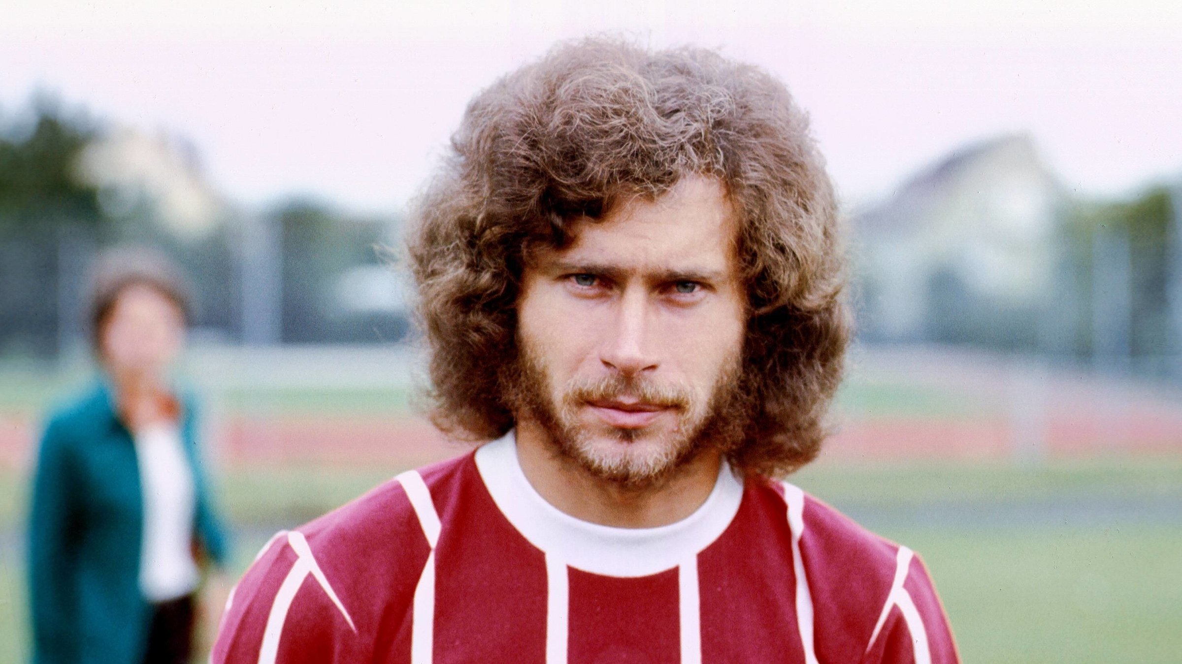 "ZDF-History: Paul Breitner – Der legendäre Fußball-Rebell": Porträt des Fußballers Paul Breitner im Trikot des FC Bayern München, 1973.