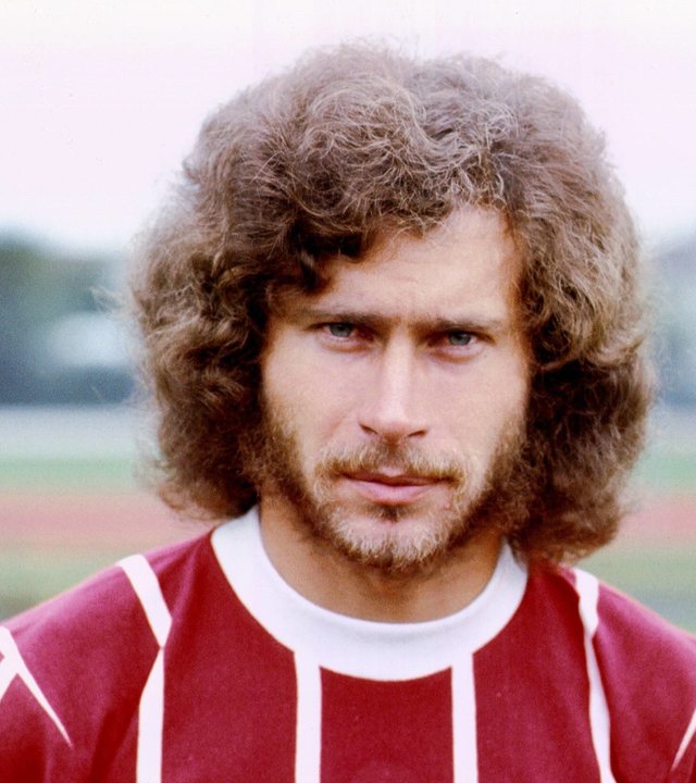 "ZDF-History: Paul Breitner – Der legendäre Fußball-Rebell": Porträt des Fußballers Paul Breitner im Trikot des FC Bayern München, 1973.