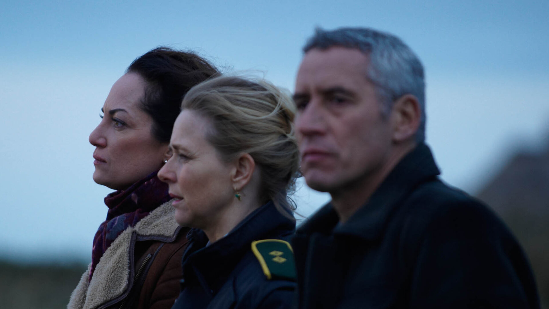 "Unter anderen Umständen - Mord im Watt": Jana Winter (Natalia Wörner), Anni Lindberg (Helene Egelund) und Matthias Hamm (Ralph Herforth) stehen nebeneinander.
