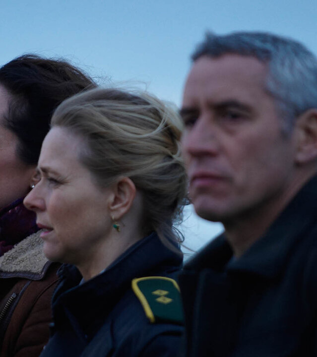 "Unter anderen Umständen - Mord im Watt": Jana Winter (Natalia Wörner), Anni Lindberg (Helene Egelund) und Matthias Hamm (Ralph Herforth) stehen nebeneinander.