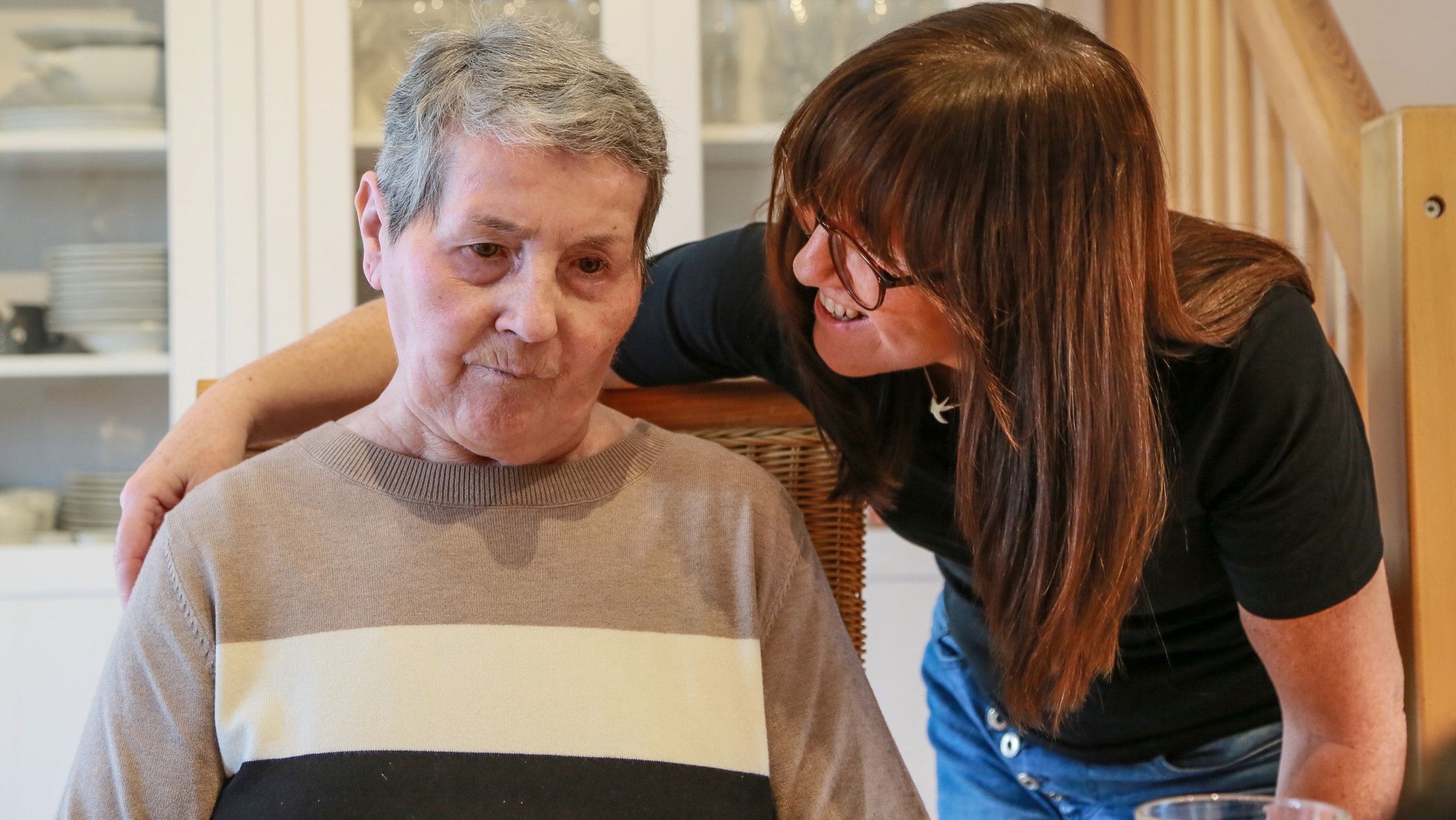 "Rabiat: Wer pflegt Mama?": Sandra Dreischoff (rechts) und Renate Walczak: Seit vier Jahren pflegt die Tochter ihre demzenzkranke Mutter zu Hause.