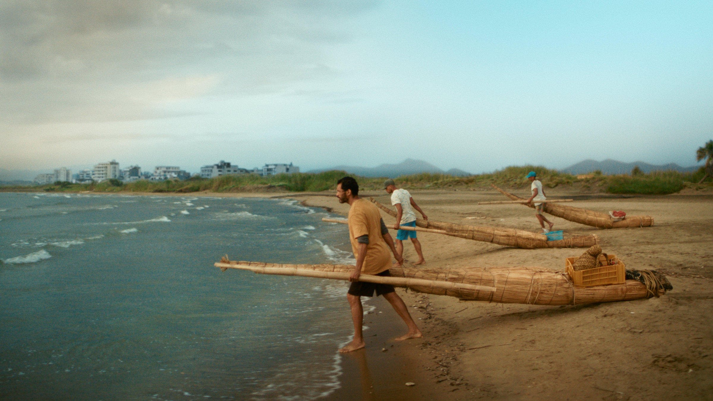 "Der Schwarm - Folge 1": Drei peruanische Fischer ziehen ihre Schilfboote hinter sich her ins Meer.