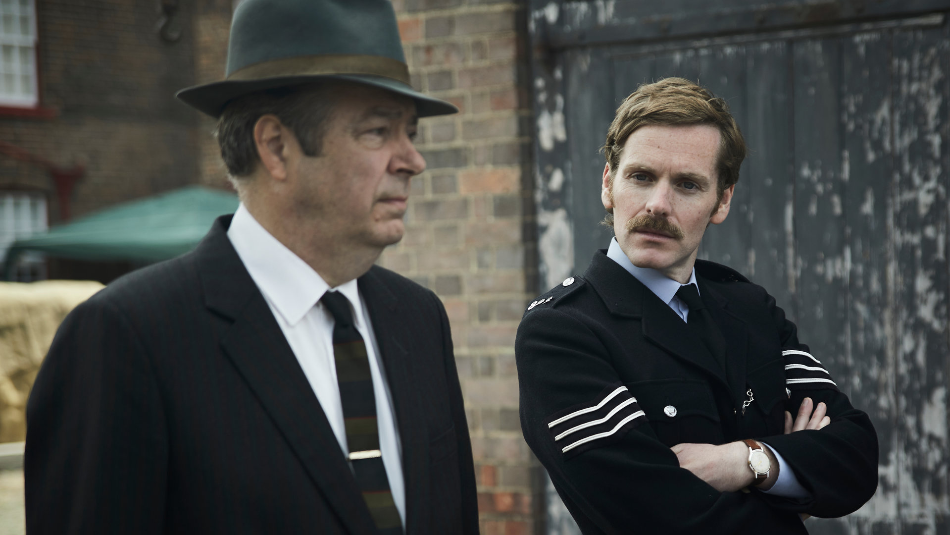 "Der junge Inspektor Morse - Unschuldig": Endeavour Morse (Shaun Evans) steht neben DCI Fred Thursday (Roger Allam) und schaut ihn an.