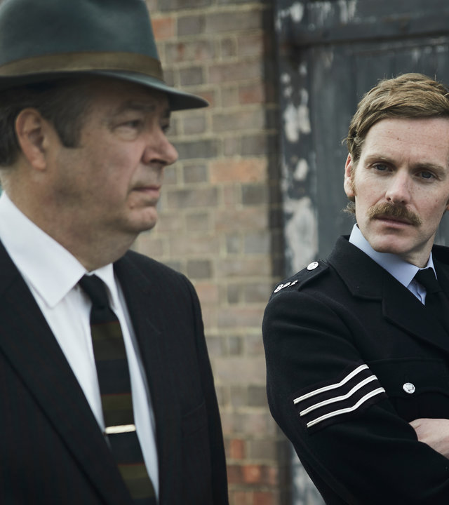 "Der junge Inspektor Morse - Unschuldig": Endeavour Morse (Shaun Evans) steht neben DCI Fred Thursday (Roger Allam) und schaut ihn an.
