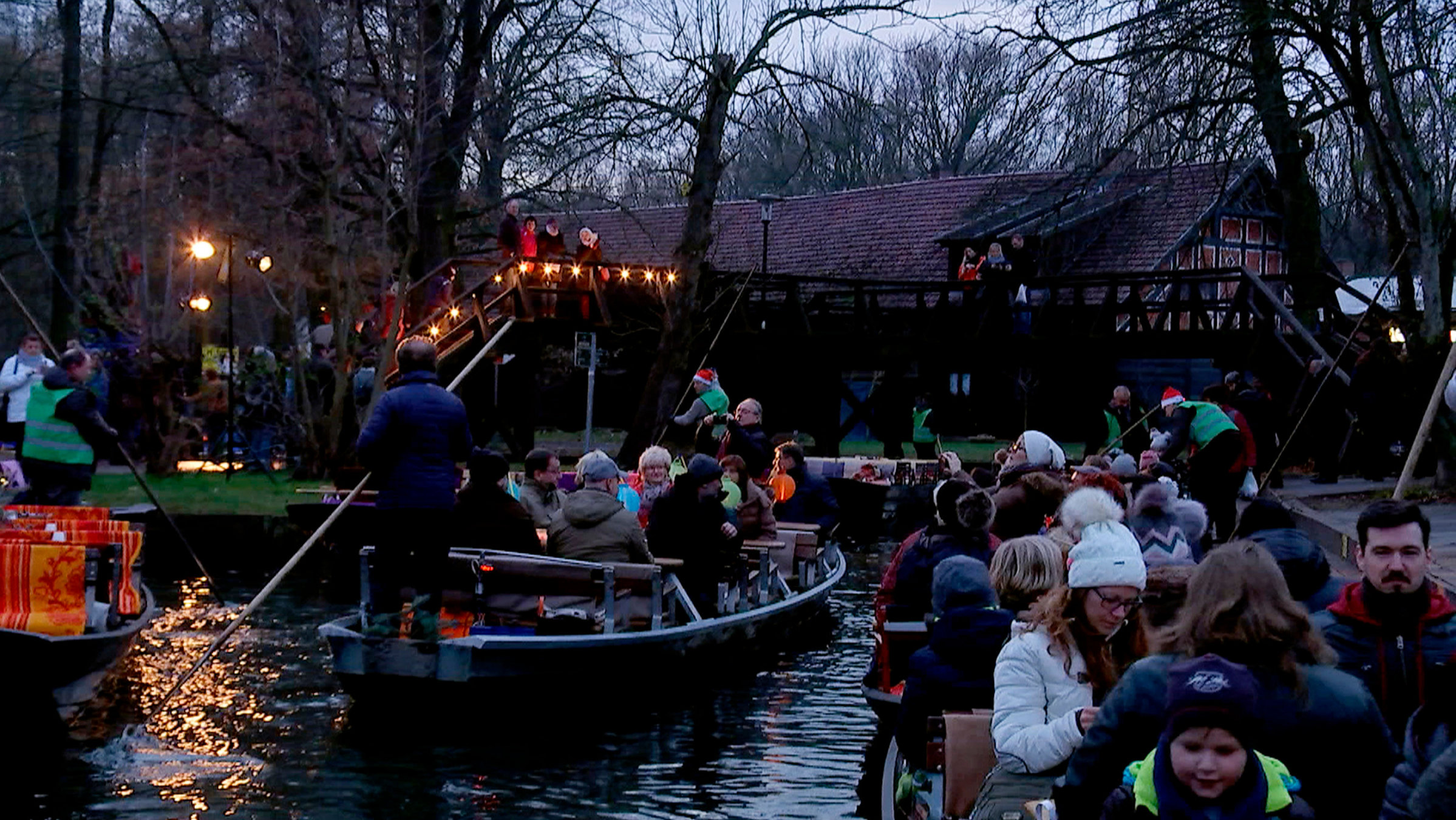 "Advent im Spreewald": Zwei vollbesetzte Boote im Wasser.