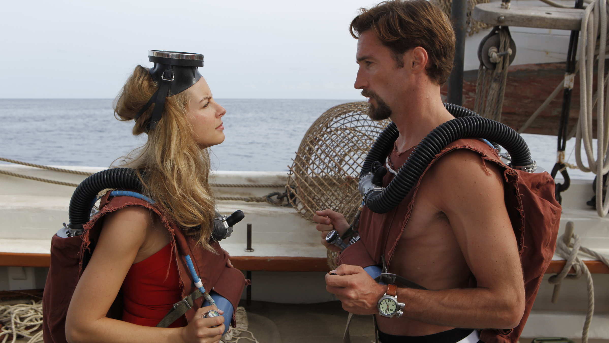 "Das Mädchen auf dem Meeresgrund": Yvonne Catterfeld (Lotte Baierl), Benjamin Sadler (Hans Hass) stehen sich gegenüber. Beide tragen eine Tauchausrüstung.